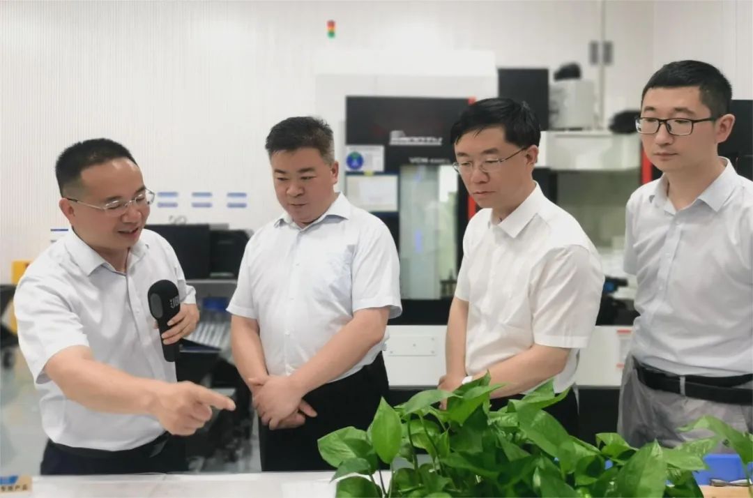 望城區(qū)委書記秦國良來公司調研